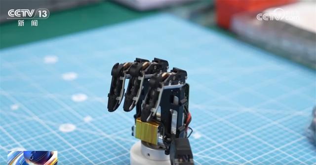 一双“灵巧手”实现突破折射机器人产业崛起 “中国智造”展现“新”活力