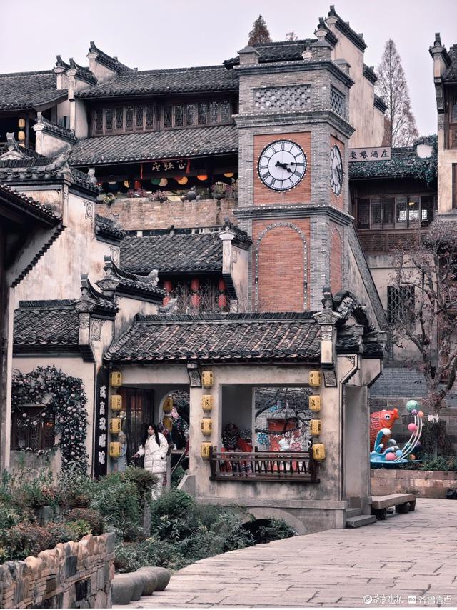 江西婺源弦高古城，游客徜徉其中