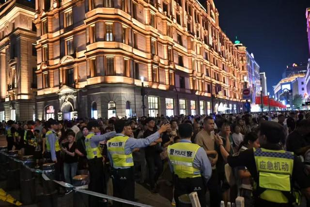 国庆首日外滩累计客流56.3万人次