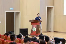 “2023中国·自贡恐龙艺术周”启幕 《神奇的恐龙世界》讲座吸引230余名艺术工作者倾听图片