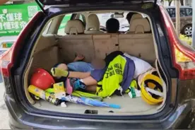 SUV违章行驶还逃得飞快，民警截停后惊了：后备箱躺着两个小孩图片