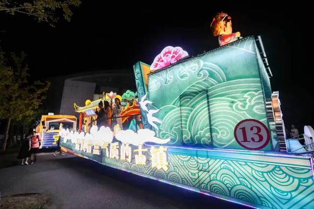 25辆花车点亮茸城夜！“泗泾有戏号”盲盒设计太惊艳，“秋季寻根十八游”+百万消费券等你来