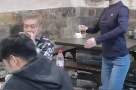 火锅店老板娘扮“机器人”为客人敬酒倒茶：利用舞蹈特长给大家找乐子图片