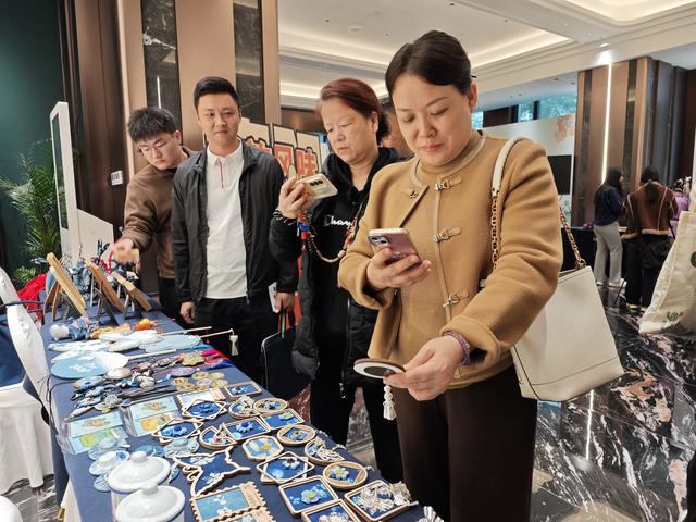 “福地怀化 长寿麻阳”长沙文旅推介会现场 苗乡风物集揭“长寿密码”