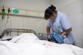 愿景提出近20年，医疗护理员能取代护工吗？图片