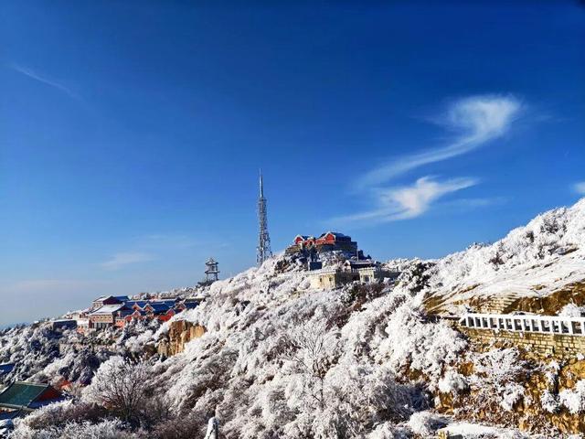 岱宗披霜缟 冰韵醉人间