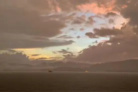 前一秒水墨画，下一秒瓢泼大雨，雨中还有绝美晚霞，傍晚的天变太快图片