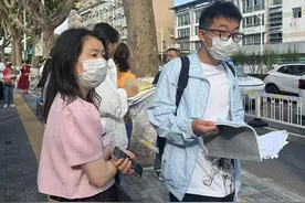 直击高考|满满仪式感！高考三天家长准备了3种颜色的旗袍图片