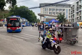 考生晕车校方求助，辅警用警用摩托车全程接送，往返学校和考点图片