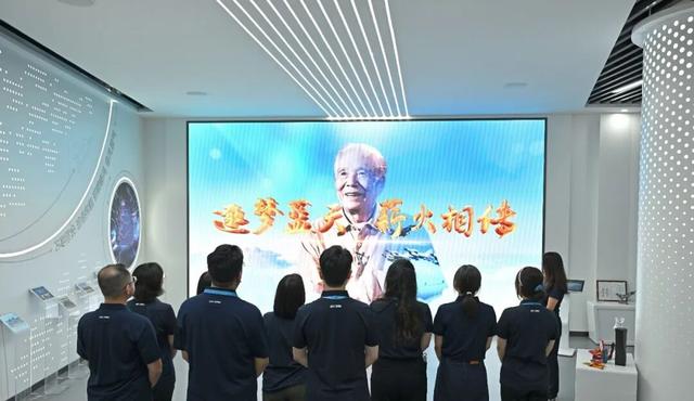 当月亮遇见飞机，这封家书写给每一位航空人