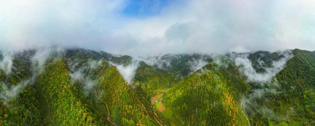 甘肃天水：深秋小陇山景美如画