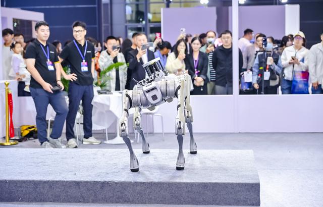 2025电博会｜能拖地、做饭的机器人来了！透过电博会，看AI如何“重塑”消费电子产业