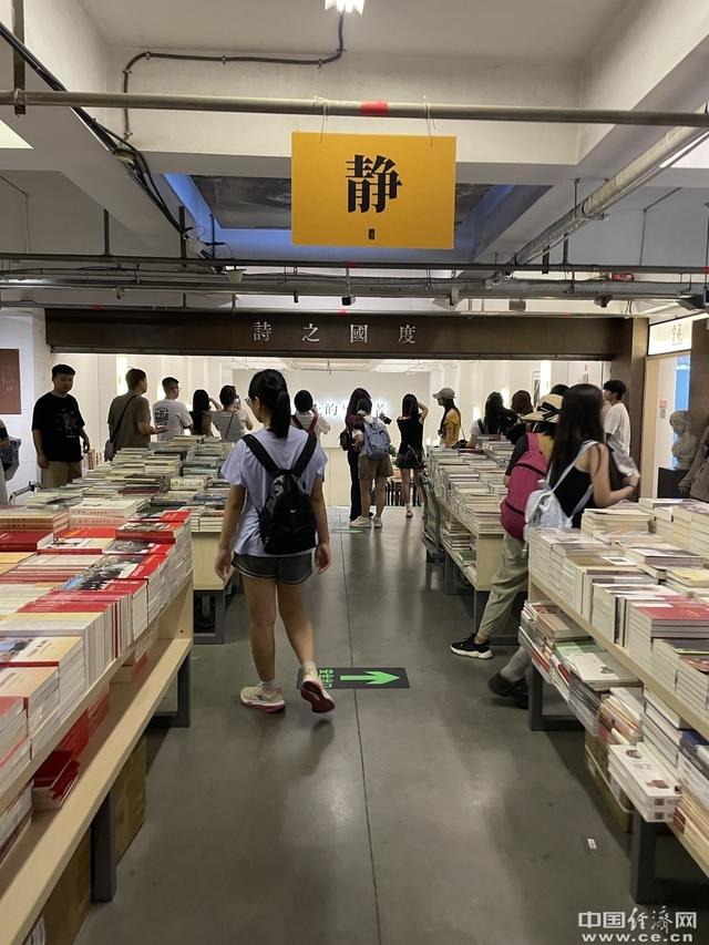 一见倾心！解锁多地网红书店的最美模样(组图)