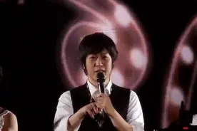 五月天广州演唱会现场，粉丝对阿信说自己买黄牛票后被带走调查图片