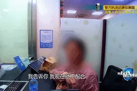 “我就喜欢把钱扔水里，看溅起的水花”！女老师突然取现700万，民警急了图片