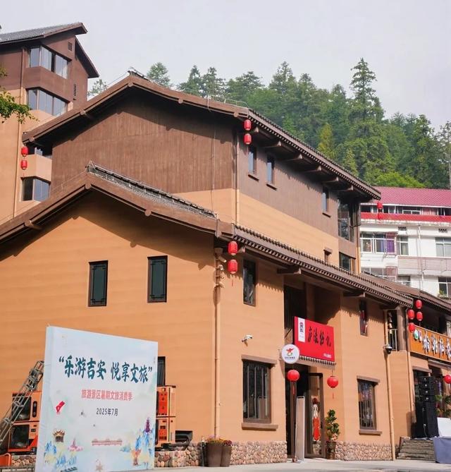 【央视报道】井冈山暑期红色文旅热，凌云街添新潮