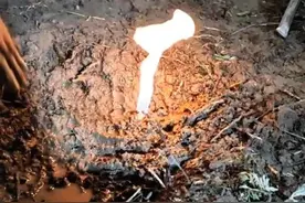 重庆一村庄地里冒气可点燃 当地：暂未确定成分图片