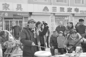 胡集书会上的“田野诗人”石景芬：甘为人梯拥抱土地 谱写“生命的绝唱”图片