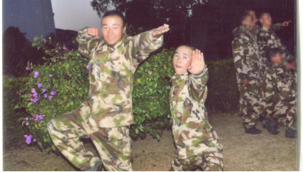 18岁列兵缉毒牺牲 亲属祭扫现场“全员马赛克”