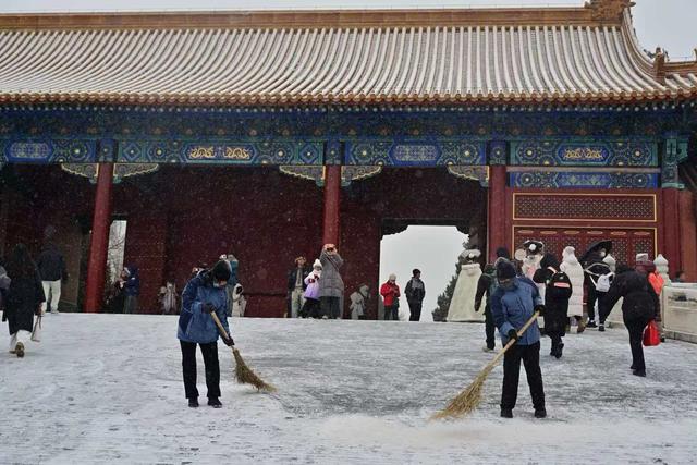 古砖纯靠人工笤帚扫！故宫清雪不毁景