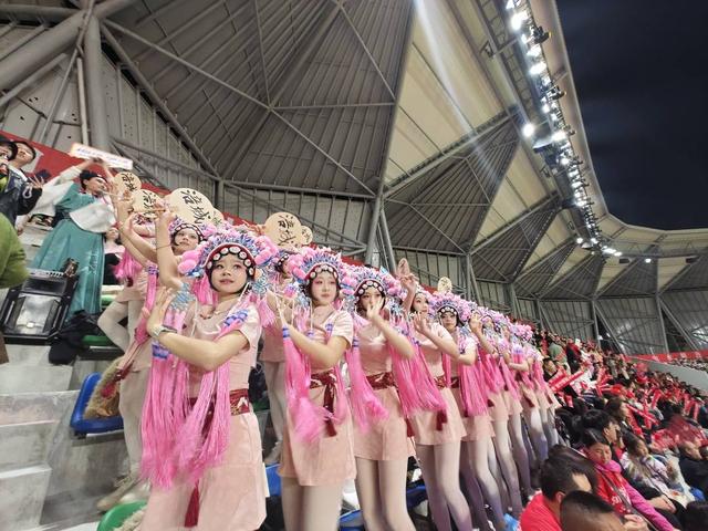 “川超”绵阳主场把足球赛办成演唱会