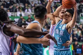 篮球——CBA常规赛： 南京头排苏酒胜四川金强图片