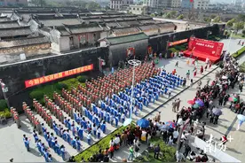 汕头：欢送新兵入伍，百年古寨舞英歌图片