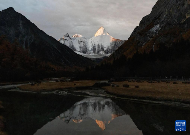 美丽中国丨穿越冰峰 遇见稻城亚丁