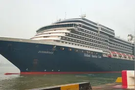 1100余名美加英等国游客乘邮轮抵达天津，将游览京津两地图片