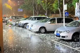北京突降“鸡蛋大”冰雹致车辆“毁容”！车主揪心：保险能赔吗？河南车主夏季需警惕相似灾害图片