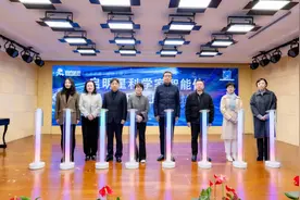 从“智能体”到使用规范落地，AI如何融入上海中小学课堂？图片