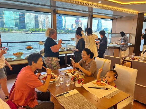 浦江夜色里的东南亚风味：“上海之夏”主题航次解锁水岸消费新体验
