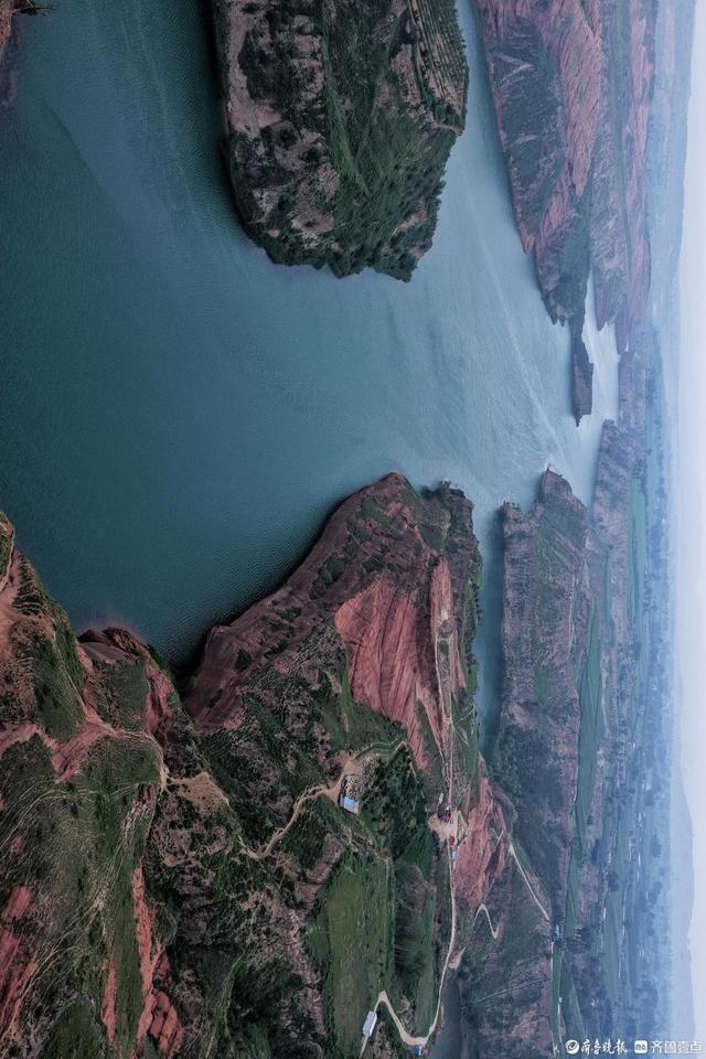 陕西靖边波浪谷，水上丹霞地貌