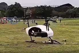 南宁一景区内载人小飞机发生侧翻，景区回应系试飞测试图片