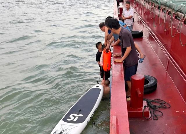 越南父女被海浪卷走漂流13小时生还
