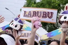 泡泡玛特魔性舞蹈火了！股价堪比“塑料茅台”！一只玩偶翻10倍不止！买家在线求...图片