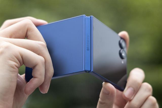 三星Galaxy Z Flip7上手评测：小折叠的新高度，还是熟悉的配方？