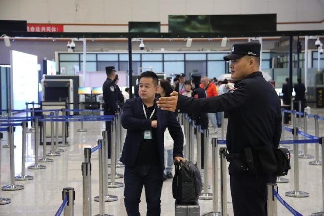 首列舒适型中老铁路国际旅游列车30分钟高效通关