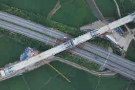 柳梧铁路平田跨柳北高速特大桥连续梁顺利合龙图片