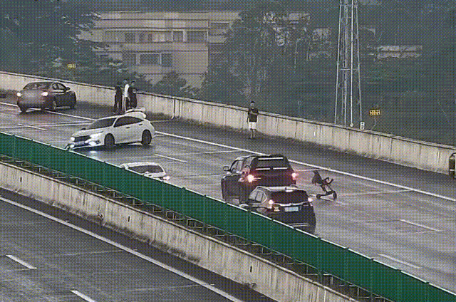 一新能源汽车高速上电量耗尽，2人下车推行20米被撞身亡，事发地距服务区约500米