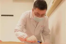 男子上网自学狗狗的语言，谁知沟通不成反被咬伤下巴图片