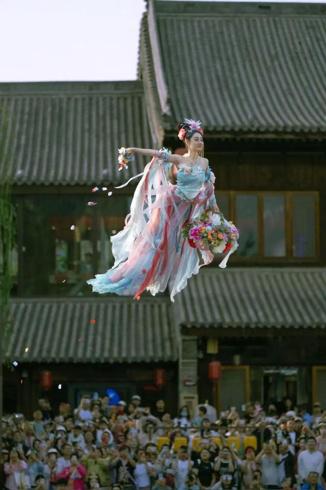 “天女散花”火了！景区NPC的“作业”怎么抄？