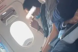 乘客拍下飞机上有人多次吸电子烟，厦航回应：可以带上飞机，但禁止吸食图片