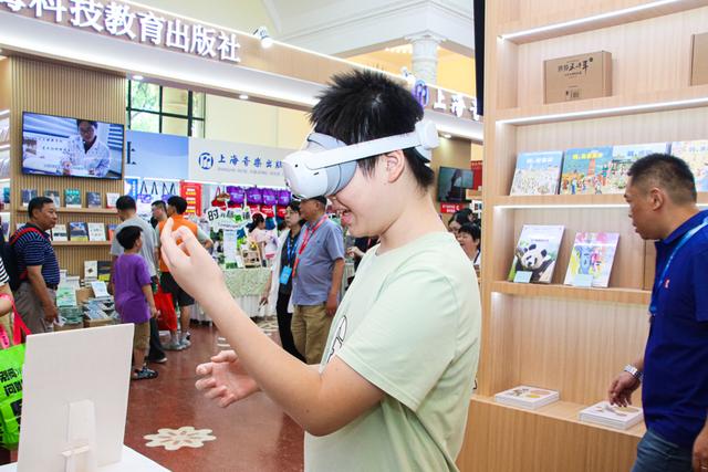 经典科普IP遇见沉浸科技，《十万个为什么》XR体验在上海书展首次亮相