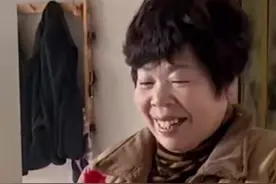 丈夫用魔术变玫瑰花哄妻子开心 女儿：妈妈开心 全家人都开心图片