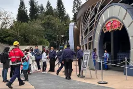 港媒：香港迪士尼乐园有过山车停在半空，尚未有人员受伤报告图片