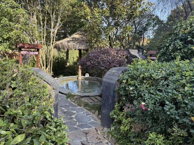 百灵温泉:沉浸式“湖景+药浴”康养