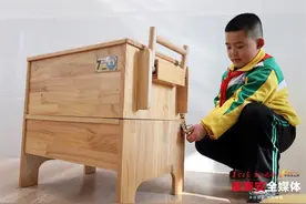 课桌椅秒“变”床 学生可“舒服躺睡” 泰安市实验学校博城学校破解午休难题图片