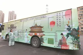 主题车厢既暖心又吸睛，“我的公交我的城”走进湖北襄阳图片