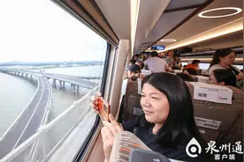 首批高铁旅客到站 泉港赠伴手礼欢迎图片